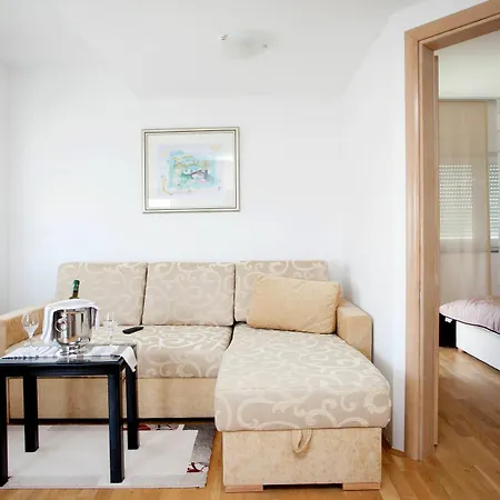 Apartment Summer Maja Okrug Gornji