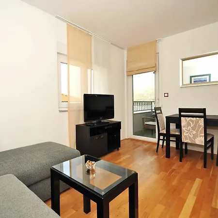 Apartment Summer Maja Okrug Gornji