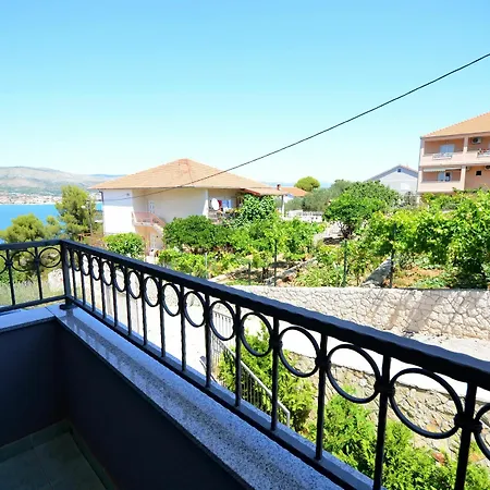 Apartment Summer Maja Okrug Gornji